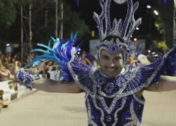 Comparsa Maringá saliendo a escena