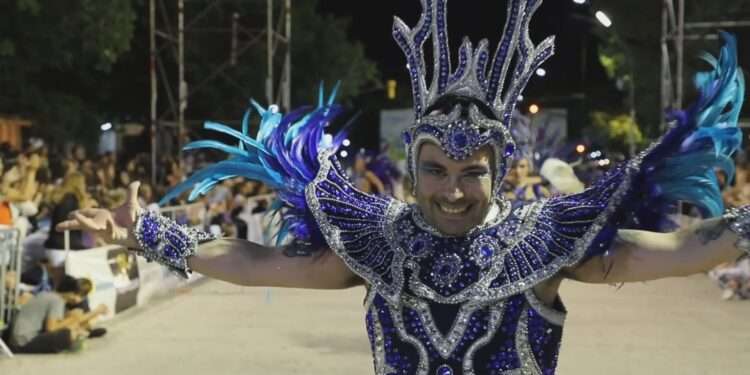 Comparsa Maringá saliendo a escena