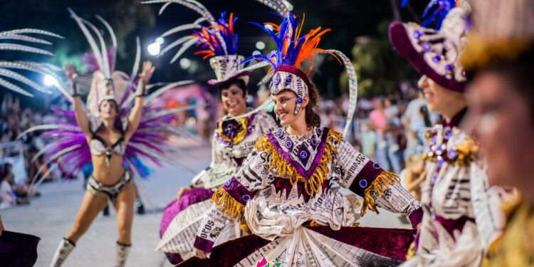 Carcarañá: última noche de Carnaval. La alegría de bailar descripta por sus integrantes.