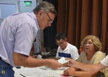 Entrega del Fondo de Asistencia Educativa (FAE) a establecimientos educativos de la ciudad.