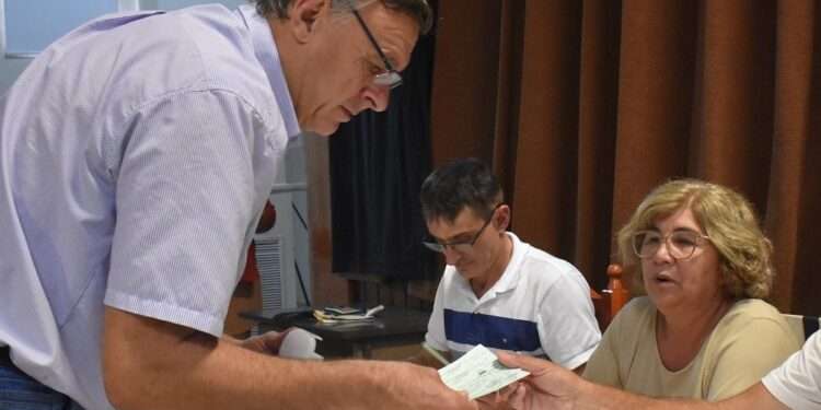 Entrega del Fondo de Asistencia Educativa (FAE) a establecimientos educativos de la ciudad.