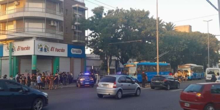 VIOLENCIA EN ROSARIO: Balearon de gravedad a un chofer de la línea K