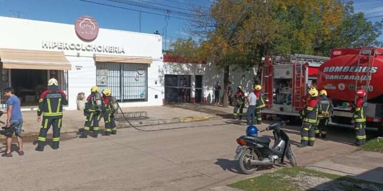 Principio de Incendio en Hipercolchonería