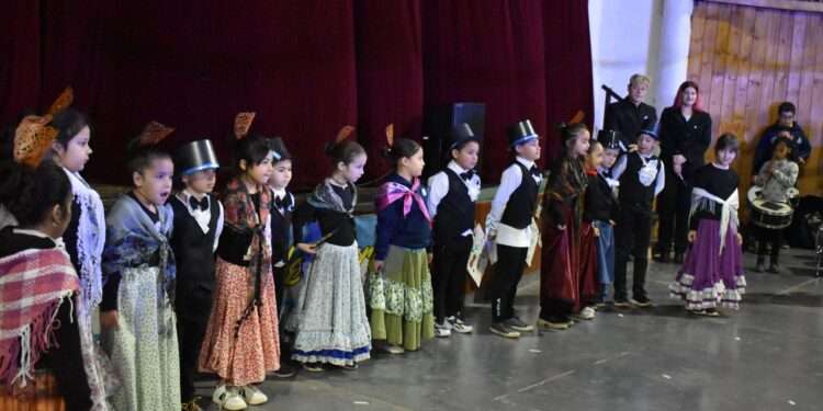 214 años de la Revolución de Mayo. Mañana fría para un cálido acto en el C.A.Y B. Campaña.