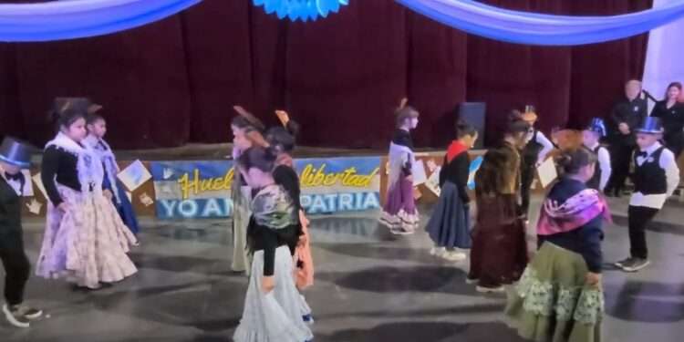 214 años de la Revolución de Mayo. Mañana fría para un cálido acto en el C.A.Y B. Campaña.