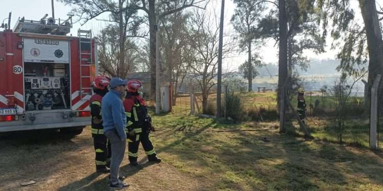 Incendio de pastizales en el Club de Remeros