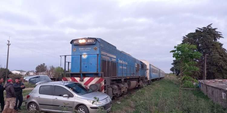 Accidente Vehicular Accidente entre un automóvil y el tren de pasajeros