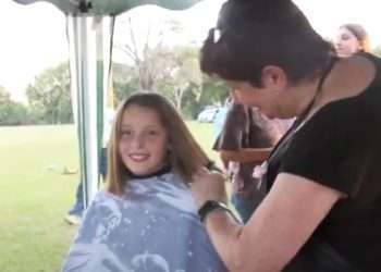Campaña de donación de cabello en Plaza de la Mujer de Carcarañá.