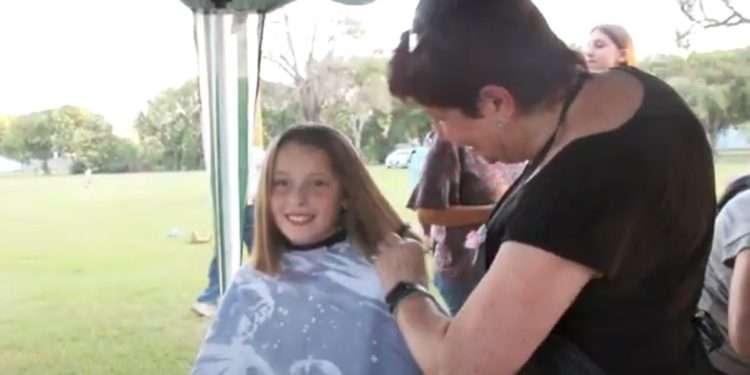 Campaña de donación de cabello en Plaza de la Mujer de Carcarañá.