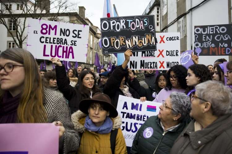 DVD1256 (08/03/25). Santiago de Compostela (A Coruña). Sociedad. 8M. Día de la mujer. Manifestación organizada por la "Marcha Mundial das Mulleres" convocada para este 8M, bajo el lema 'En marcha para transformar la vida de las mujeres'. por su recorrido por las calles de Santiago de Compostela./ ÓSCAR CORRAL (EL PAÍS).