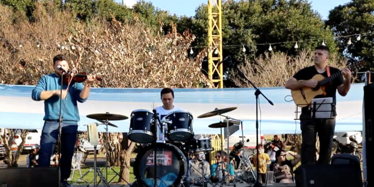 Calambre Instrumental hizo vibrar la Feria Patria con su música