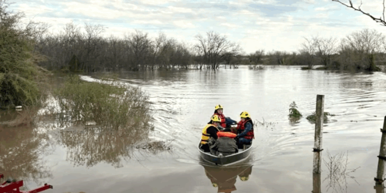 Bomberos de Carcarañá: monitoreo, rescates y coordinación durante la creciente