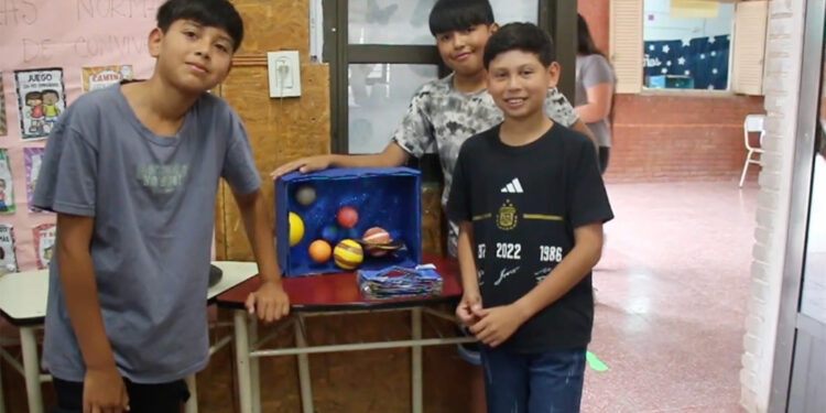 La ESC 234 celebra su cierre de año con una muestra de arte llena de color y creación