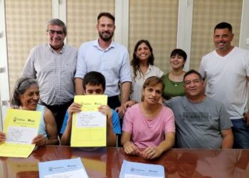 Después de años de espera, dos familias de barrio Uruguay accedieron a la regularización catastral y dominial de sus viviendas
