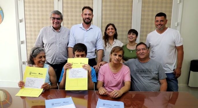 Después de años de espera, dos familias de barrio Uruguay accedieron a la regularización catastral y dominial de sus viviendas