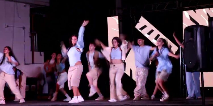 Dance Club brilló con “¿Por qué bailamos?” ante un playón repleto