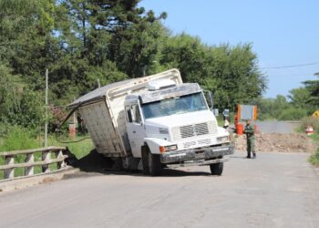 Camión quedó al borde del puente clausurado y su acoplado cayó al río Carcarañá