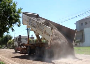 Tramo final de las obras de estabilizado y cordón cuneta en barrio Itatí