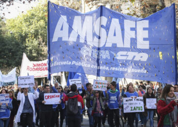 Docentes levantan la “carpa blanca” como forma de reclamo y visibilización