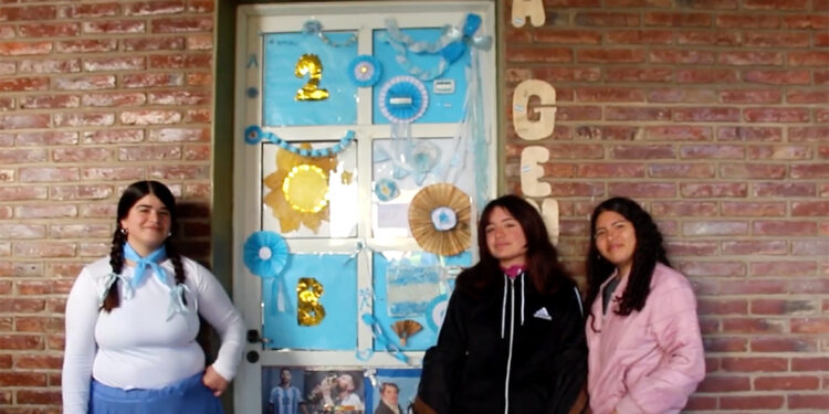 Proyecto patrio en la Escuela 237: aulas llenas de celeste y blanco