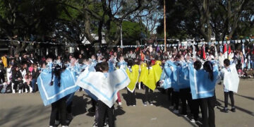 Dos banderas, una misma identidad: acto por el Día de la Bandera en Carcarañá