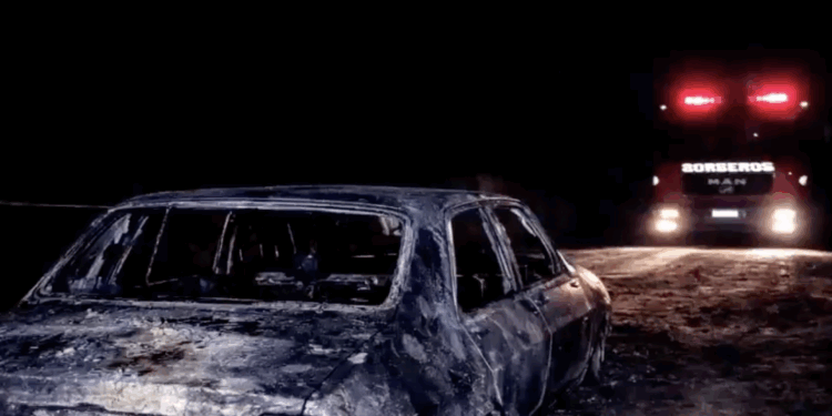 Un automóvil se incendió por completo en un camino rural